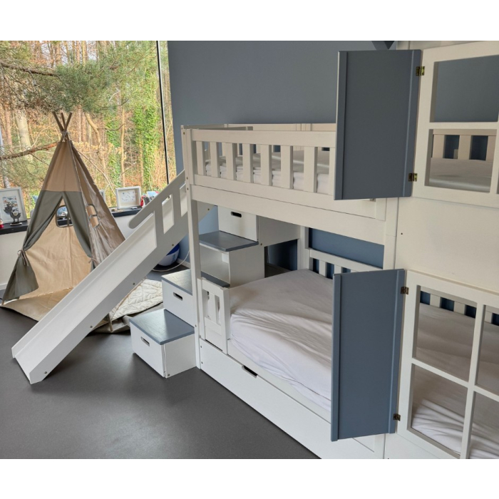 Hochbett in Hausoptik mit Fensterläden, Treppe und integrierter Rutsche